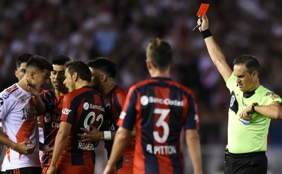 River sufrió dos tarjetas rojas en el partido ante San Lorenzo.