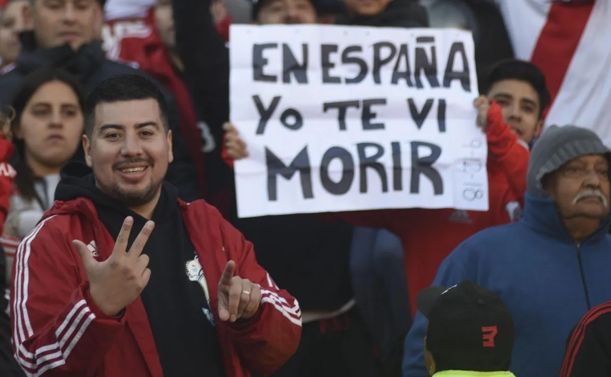 Los hinchas crearon varias canciones para cargar al eterno rival.