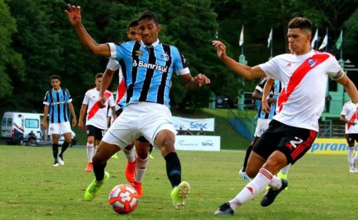 El defensor Augusto Aguirre, uno de los jugadores de River que ya debutaron en Primera. (FOTO: @Gremio)