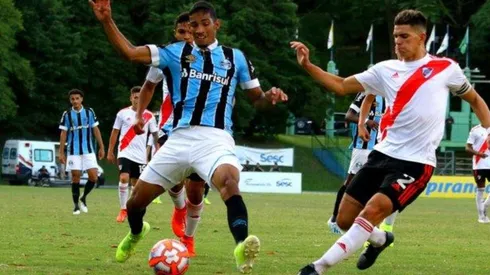 El defensor Augusto Aguirre, uno de los jugadores de River que ya debutaron en Primera. (FOTO: @Gremio)