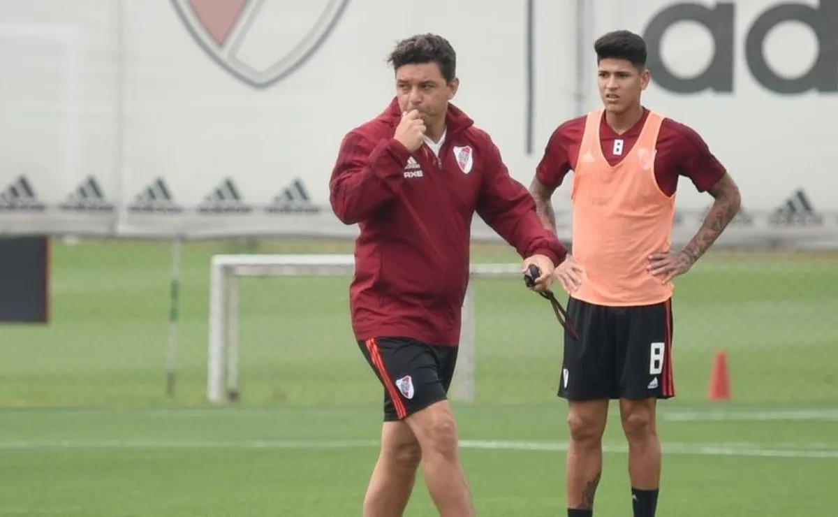 Gallardo dirigiendo la práctica de River en el predio de Ezeiza.
