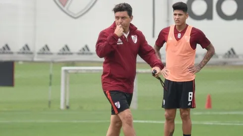 Gallardo dirigiendo la práctica de River en el predio de Ezeiza.