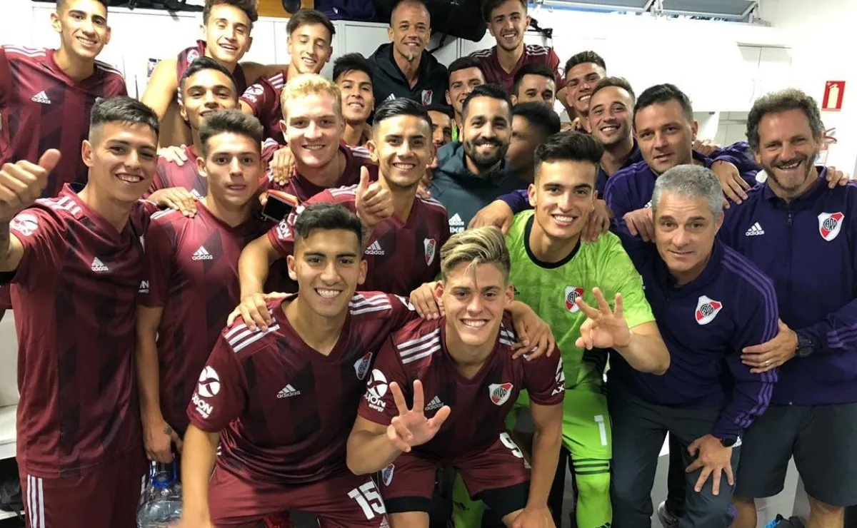 Los chicos posan junto a Andrés D'Alessandro, el hincha número uno del equipo