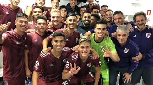 Los chicos posan junto a Andrés D'Alessandro, el hincha número uno del equipo