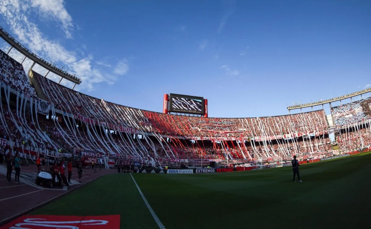 La cancha de River fue elegida para el primer partido del certamen continental.