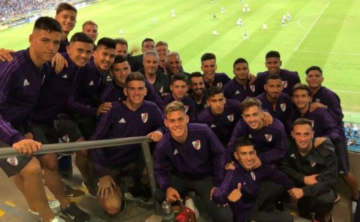 El plantel Sub 20 de River estuvo viendo Gremio 3- Sao Paulo 0. (FOTO: @gabrielperro2)