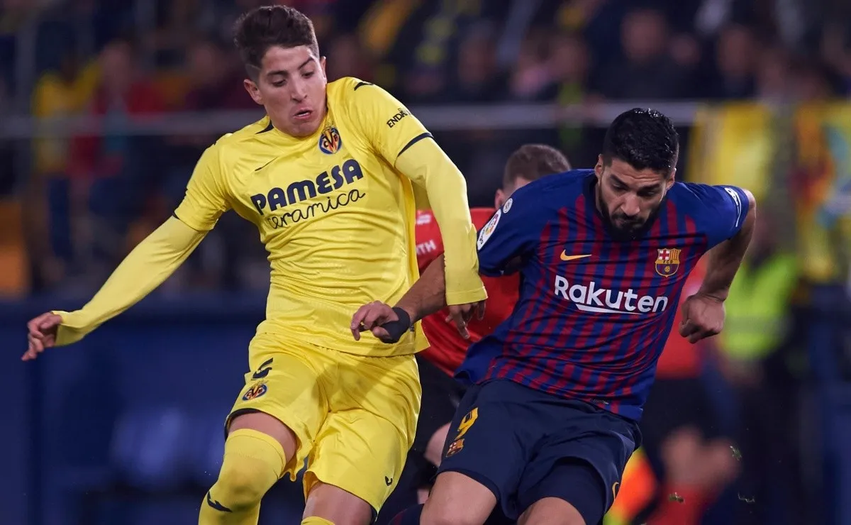 El volante central en acción frente al uruguayo Luis Suárez.