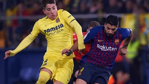 El volante central en acción frente al uruguayo Luis Suárez.