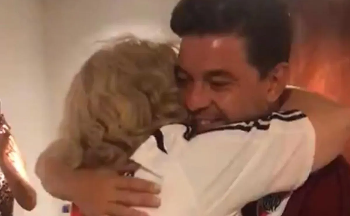 En la previa del partido ante Newell's, una fanática de River se dio el lujo de tener a su lado a Napoleón