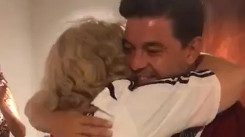 En la previa del partido ante Newell's, una fanática de River se dio el lujo de tener a su lado a Napoleón