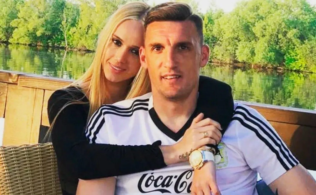 Rendón abraza a Armani, uno de los hombres claves en River.