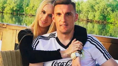 Rendón abraza a Armani, uno de los hombres claves en River.