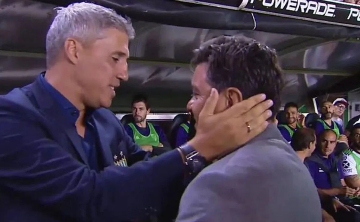 Crespo abraza a Gallardo en uno de los últimos Banfield - River.