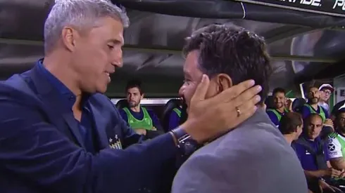 Crespo abraza a Gallardo en uno de los últimos Banfield – River.