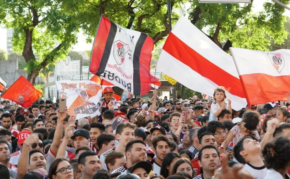 Luego de la derrota ante Flamengo, miles de fanáticos del Más Grande se autoconvocaron