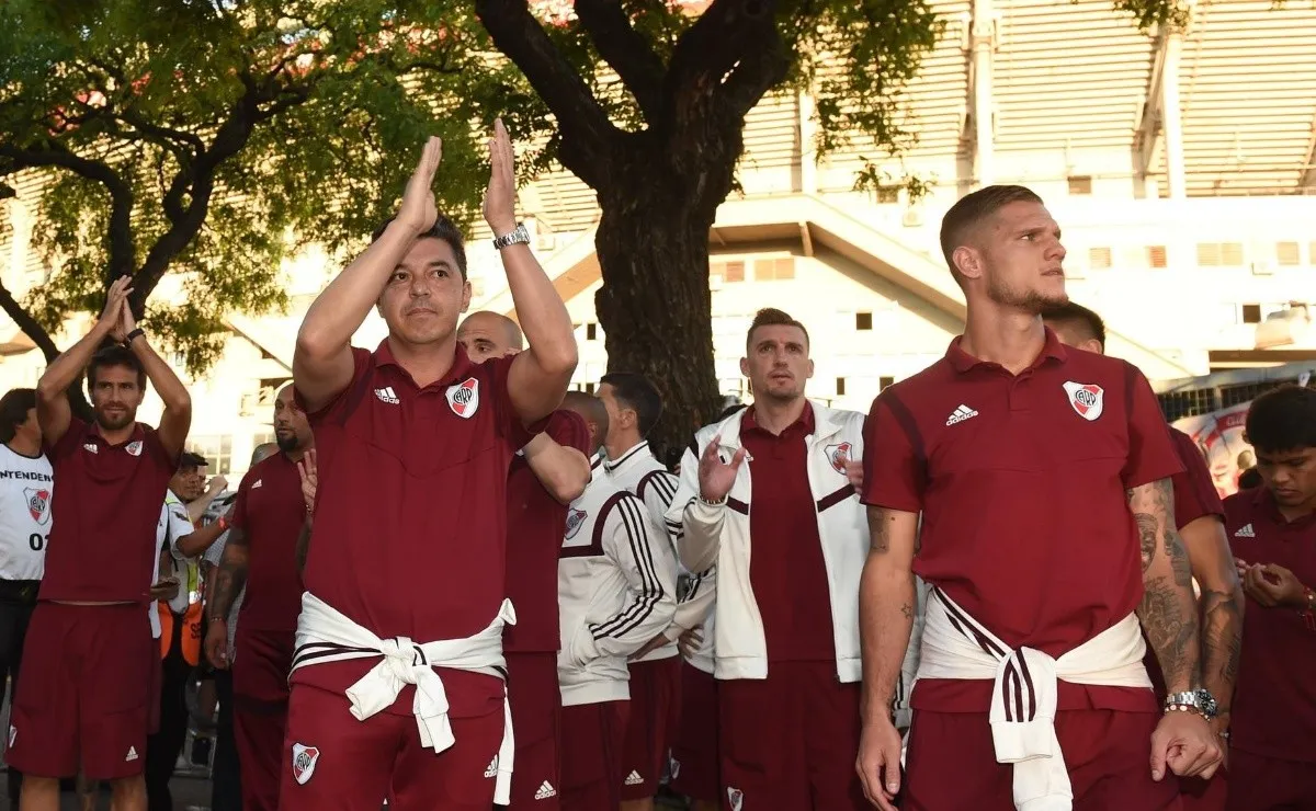El plantel de River, encabezado por Gallardo, saludó a los hinchas.