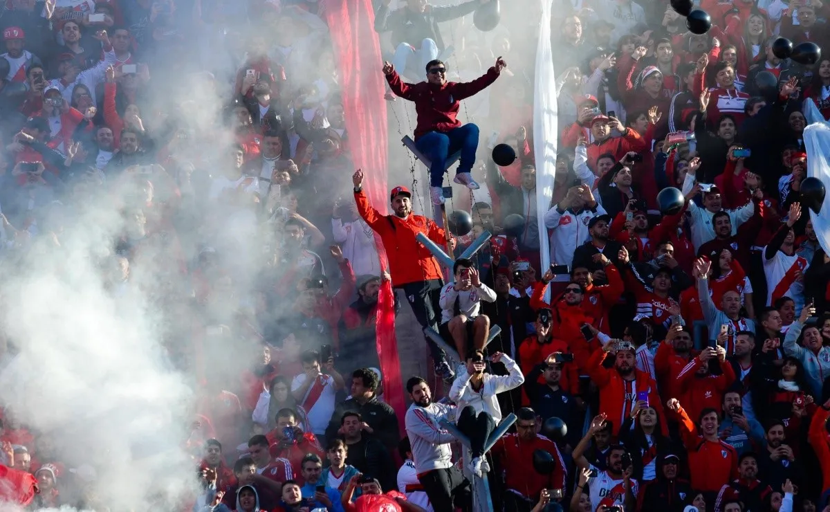 Los hinchas de River se preparan para la final de la Copa Argentina.