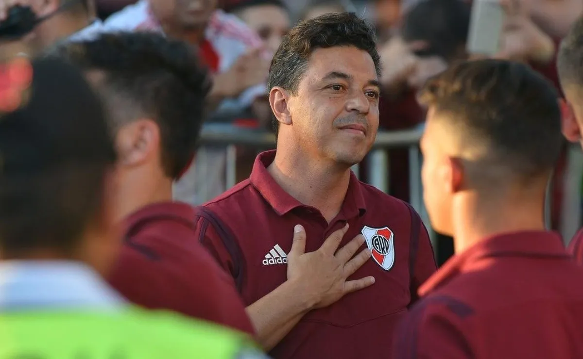 El Muñeco salió junto a sus jugadores a la calle.