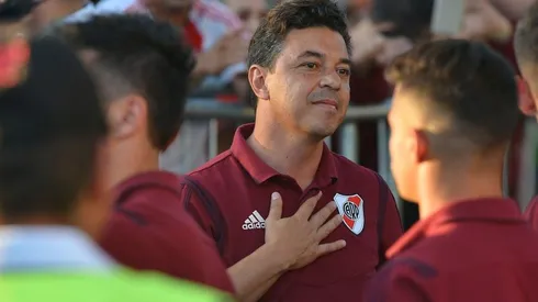 El Muñeco salió junto a sus jugadores a la calle.