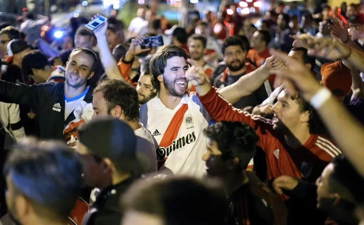 Los hinchas de River despidieron al plantel con aplausos.