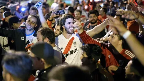 Los hinchas de River despidieron al plantel con aplausos.