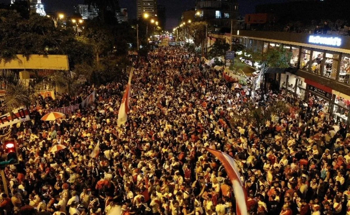 Más de 5000 hinchas de River llenaron de colorido las calles peruanas