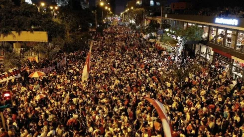 Más de 5000 hinchas de River llenaron de colorido las calles peruanas