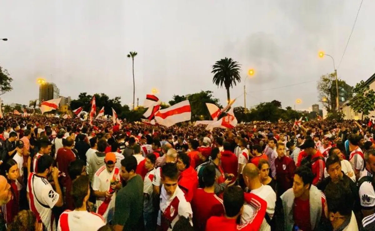 Más de 5000 hinchas se autoconvocaron en Lima en lo que fue una verdadera fiesta