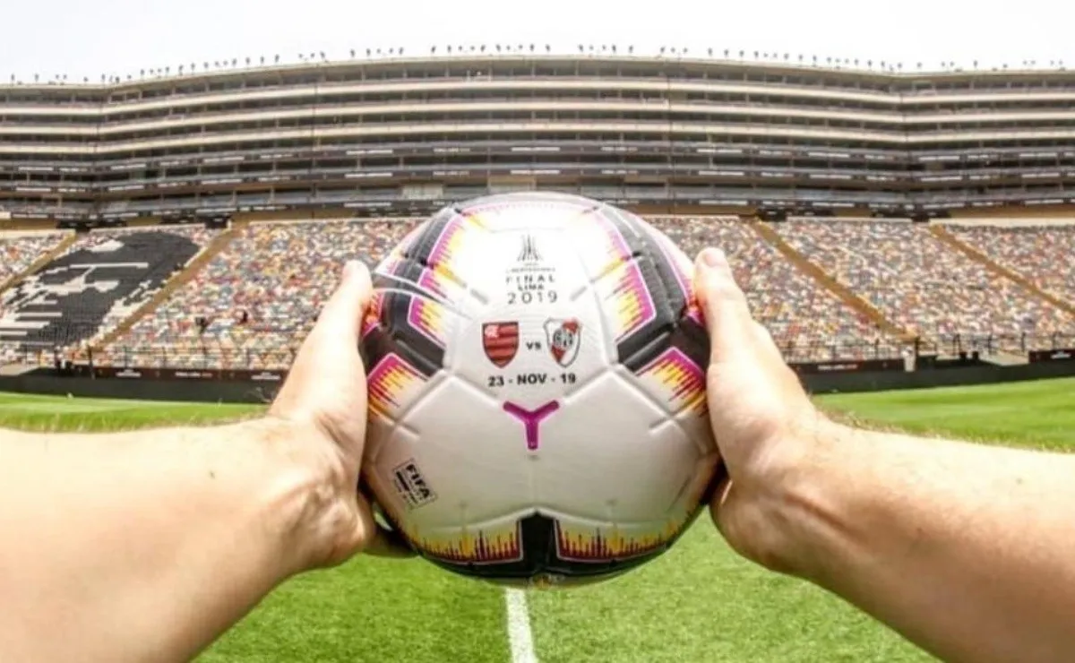 El balón de la final, especialmente diseñado para este partido histórico