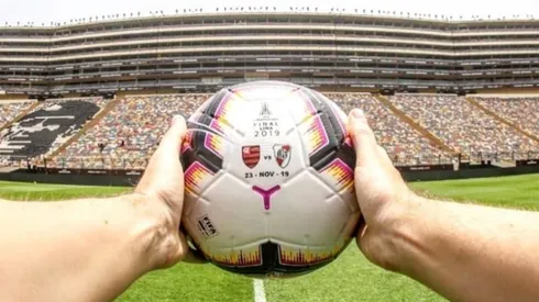 El balón de la final, especialmente diseñado para este partido histórico