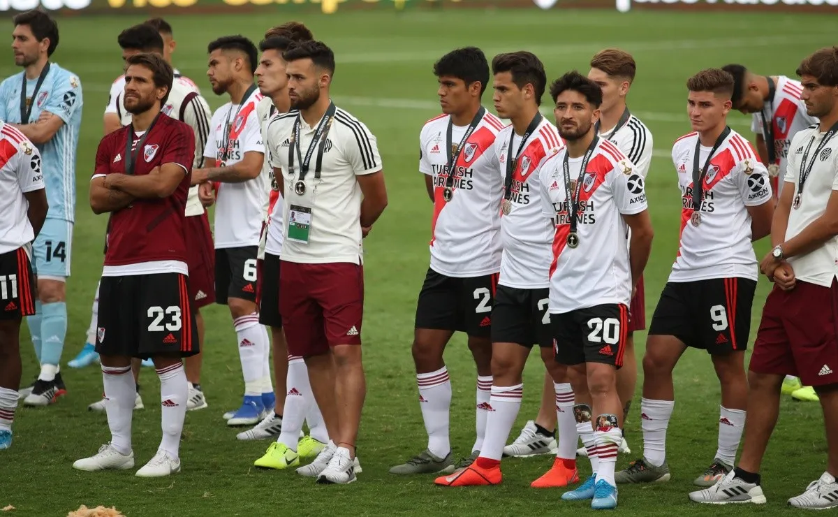 El dolor y el respeto. El plantel observó desde un costado durante la premiación a Flamengo.