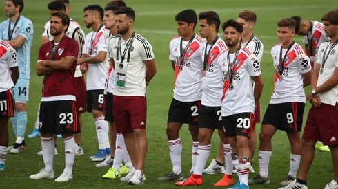 El dolor y el respeto. El plantel observó desde un costado durante la premiación a Flamengo.