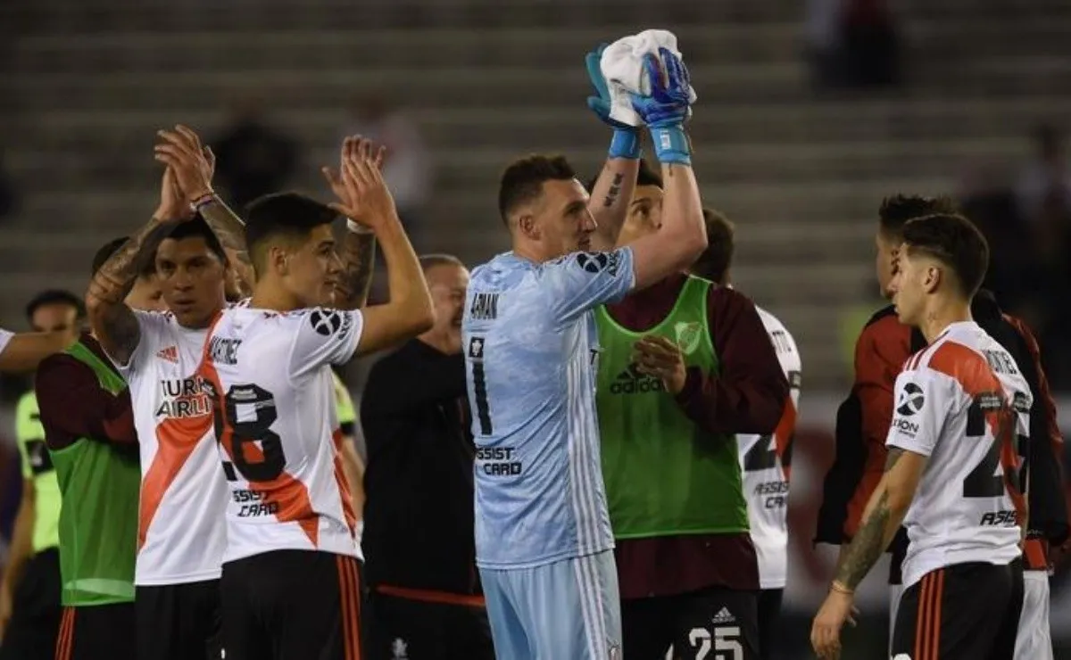 River utilizará la camiseta titular y Armani se vestirá de celeste.