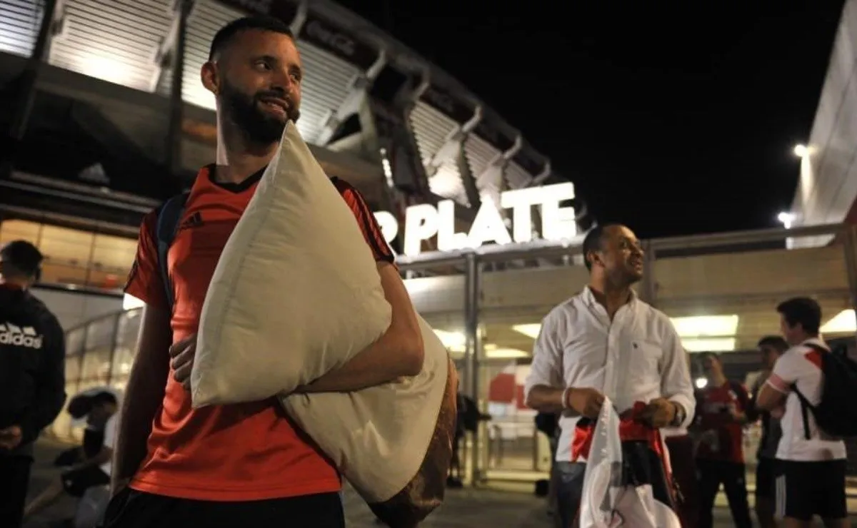 Miles de hinchas emprendieron su viaje hacia Perú para alentar al Millonario.