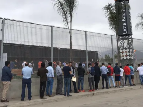 Largas filas para retirar las entradas de la final en Perú