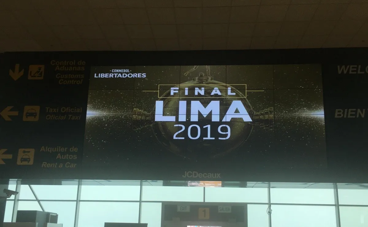 El aeropuerto Jorge Chávez luce un LED enorme y otros menores que promocionan la gran final.