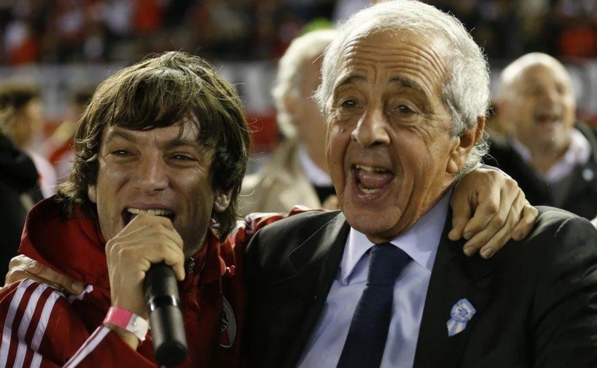 Joaquín Levinton, cantante de Turf, junto al presidente de River Rodolfo D'Onofrio.