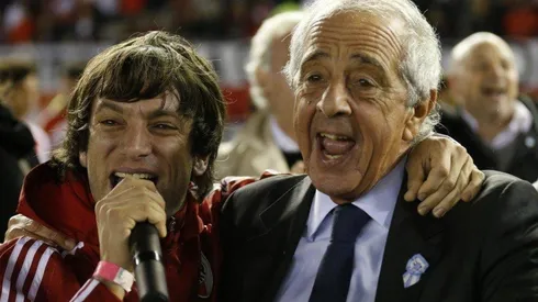 Joaquín Levinton, cantante de Turf, junto al presidente de River Rodolfo D'Onofrio.