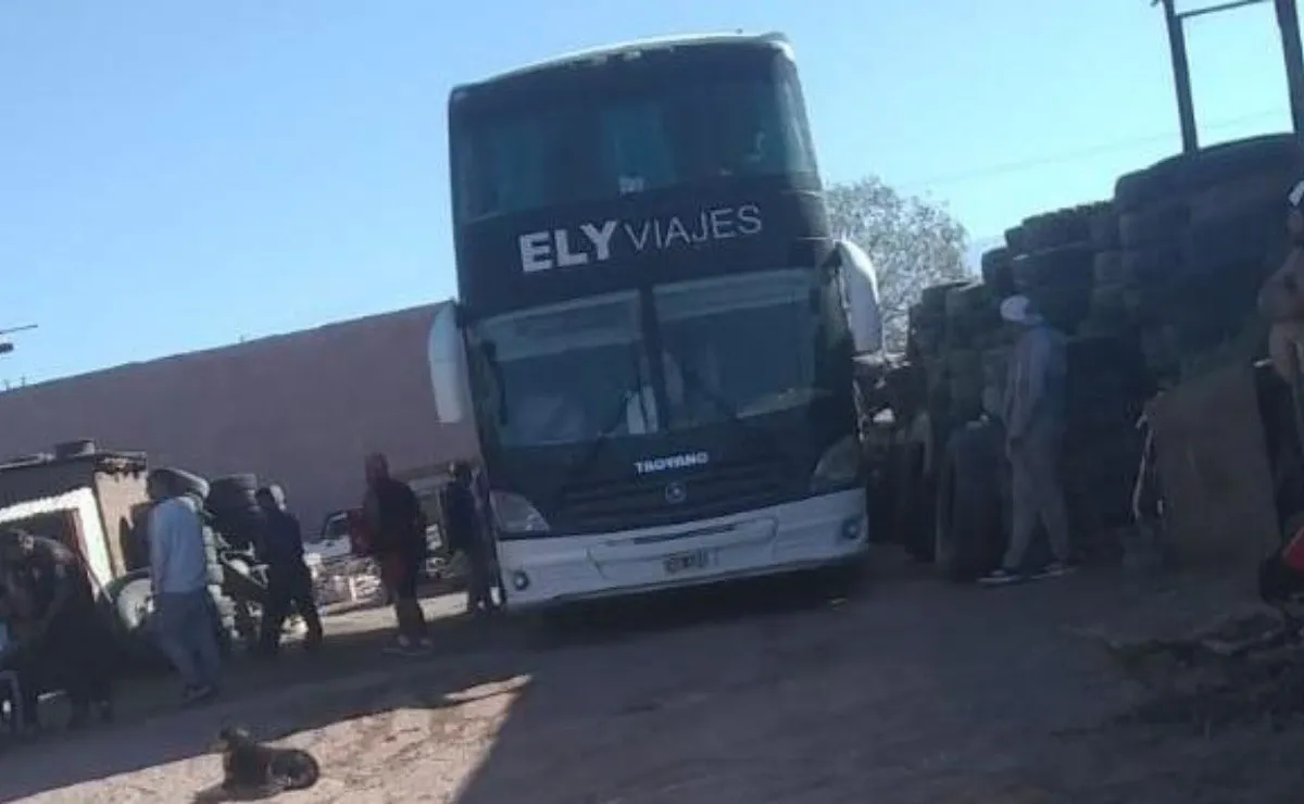 Dos ómnibus con hinchas de River padecieron diversos problemas mecánicos en el recorrido.