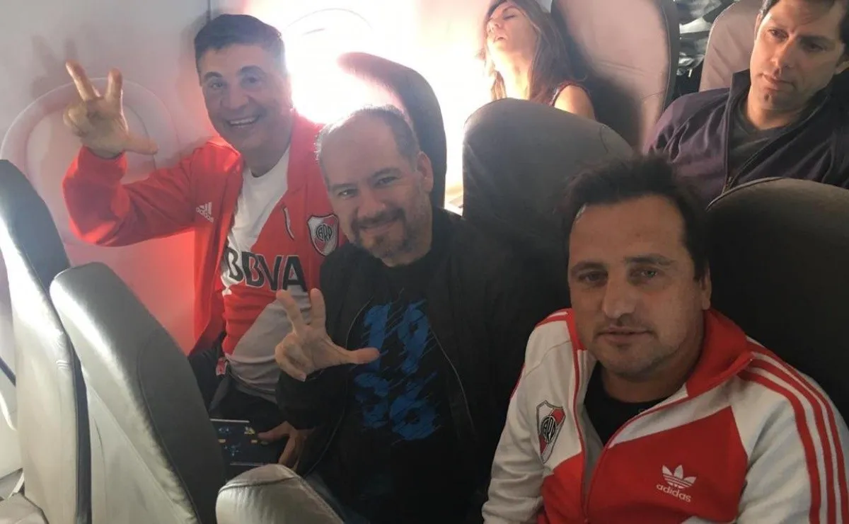 La Página Millonaria comparte el viaje con un grupo de hinchas.