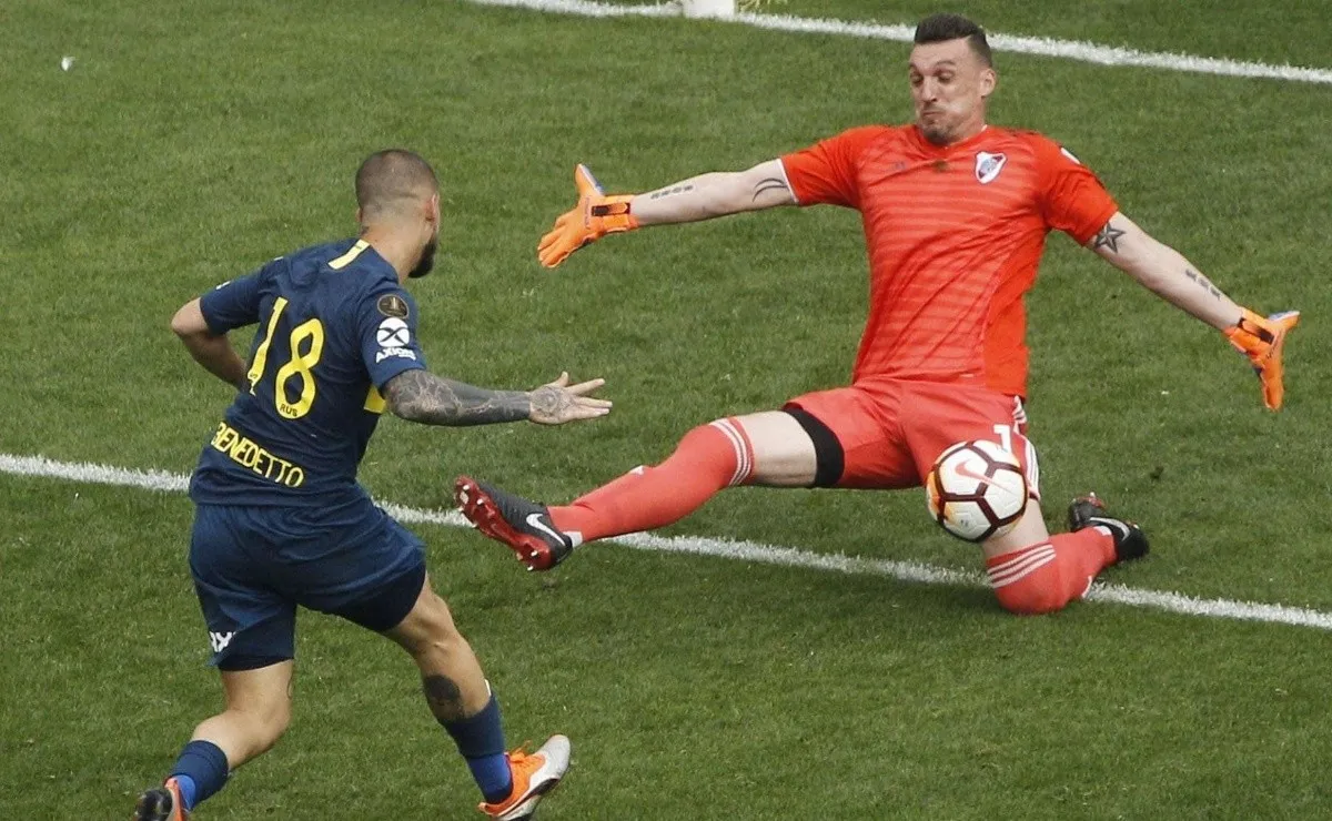 La increíble atajada de Armani ante Benedetto.