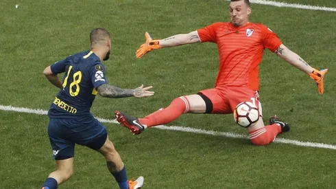 La increíble atajada de Armani ante Benedetto.