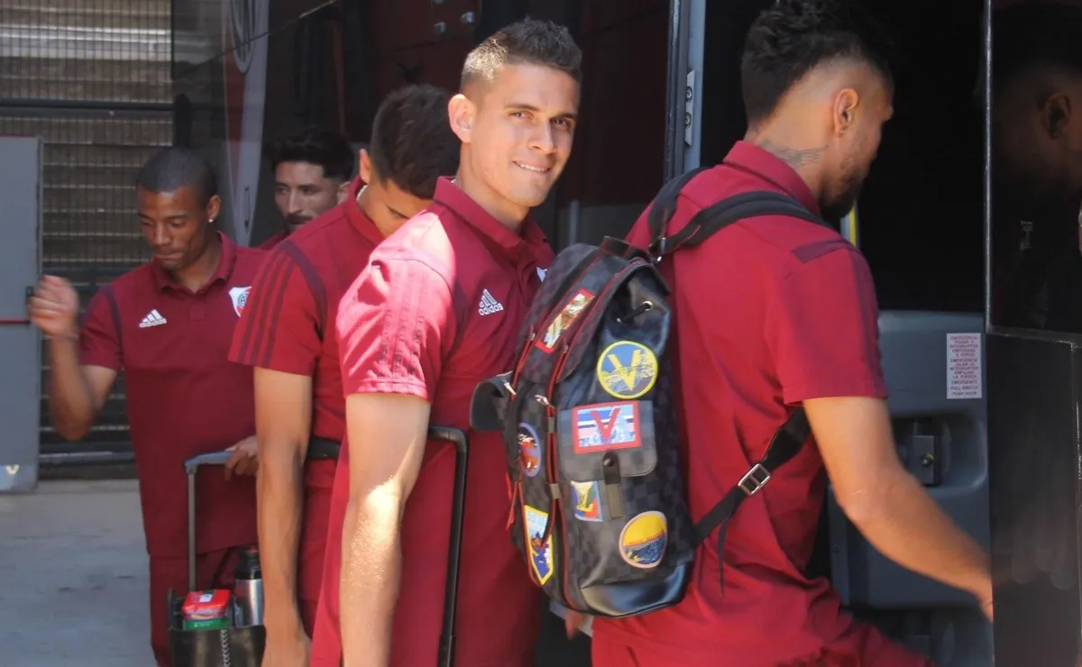 El plantel, antes de subir al micro y partir rumbo al aeropuerto de Ezeiza.