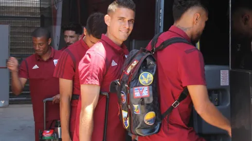 El plantel, antes de subir al micro y partir rumbo al aeropuerto de Ezeiza.