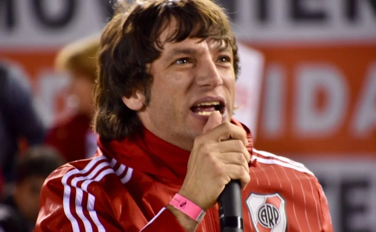 Joaquín Levinton, cantante de Turf e hincha de River.