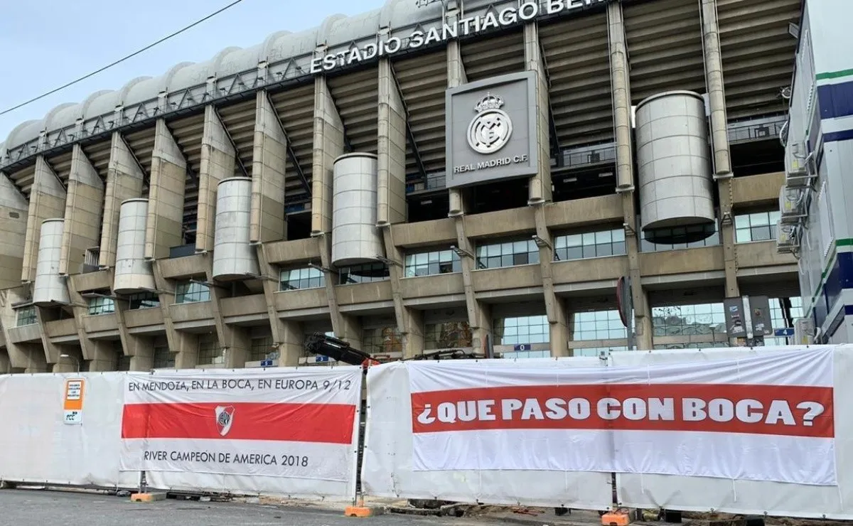 Se viralizó una imagen en la que pueden observarse banderas de River rodeando el estadio de Real Madrid.