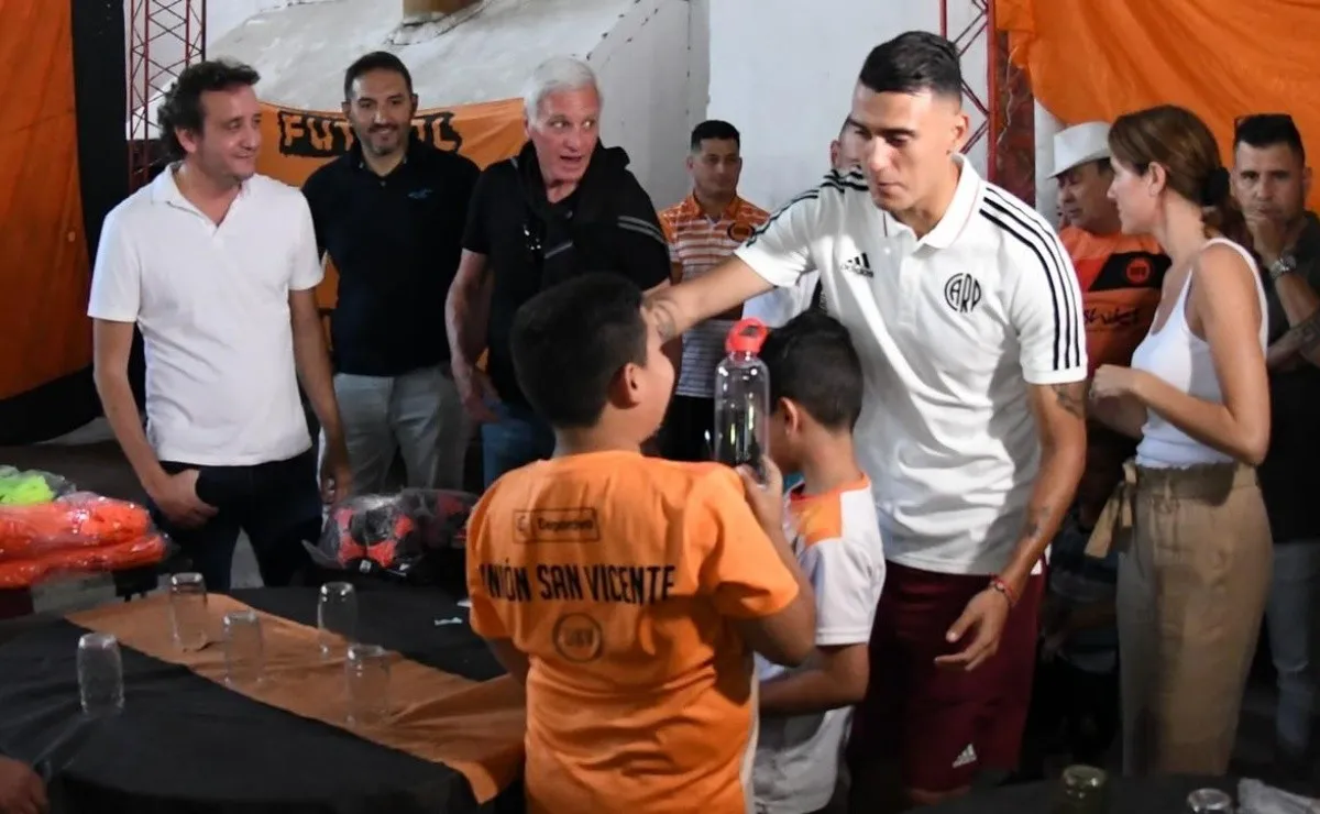 "Nunca dejen de estudiar", le sugirió el futbolista a los pequeños.