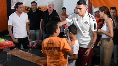 "Nunca dejen de estudiar", le sugirió el futbolista a los pequeños.