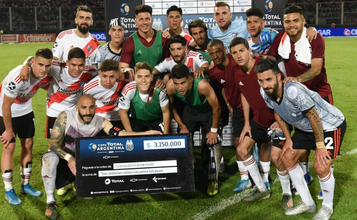 El festejo del plantel con el clásico cheque de la Copa Argentina.