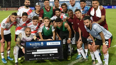 El festejo del plantel con el clásico cheque de la Copa Argentina.